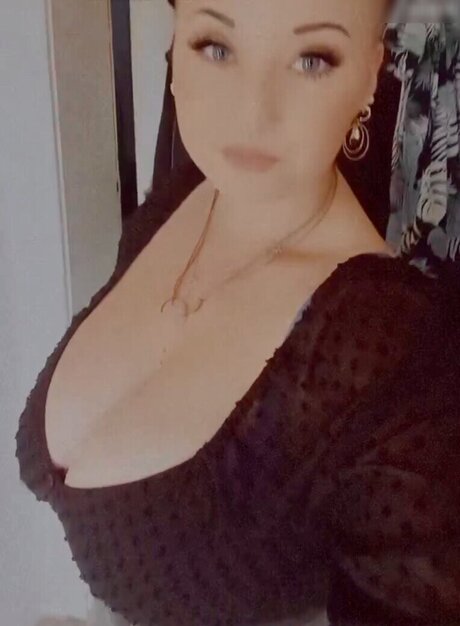 Nacktes geleaktes OnlyFans-Foto von Schrpia