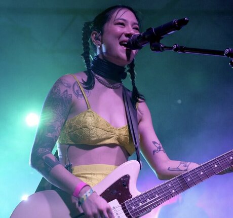 Nacktes geleaktes OnlyFans-Foto von Japanese Breakfast