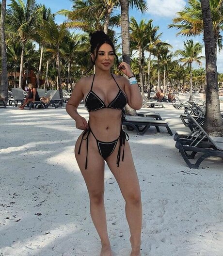 Nacktes geleaktes OnlyFans-Foto von Alondra Dessy