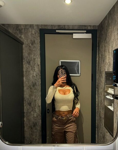 Nacktes geleaktes OnlyFans-Foto von Fatouma And Sister