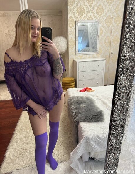 Nacktes geleaktes OnlyFans-Foto von Teenmarvel