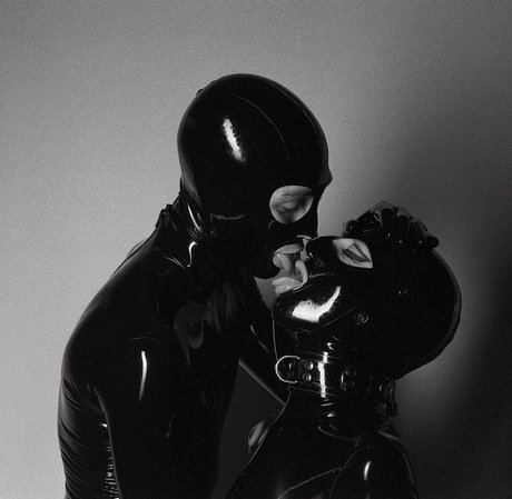 Nacktes geleaktes OnlyFans-Foto von Latexqueer