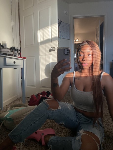 Nacktes geleaktes OnlyFans-Foto von Lai
