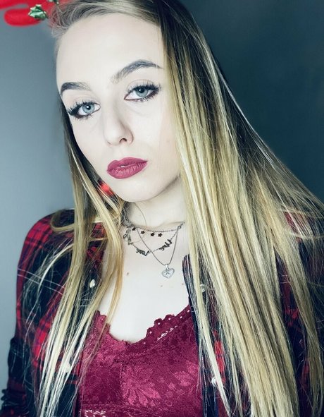 Nacktes geleaktes OnlyFans-Foto von Hollyclue
