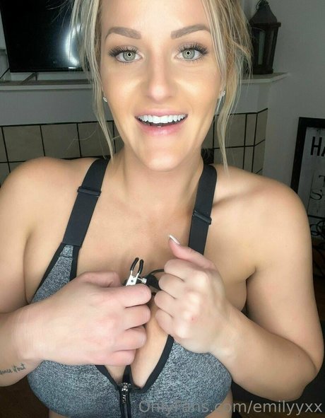 Nacktes geleaktes OnlyFans-Foto von Emilyyxx