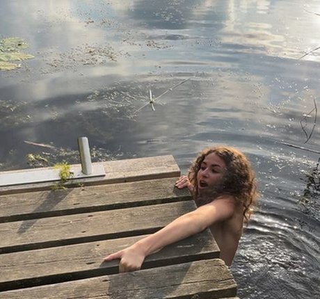 Nacktes geleaktes OnlyFans-Foto von Girlsmag