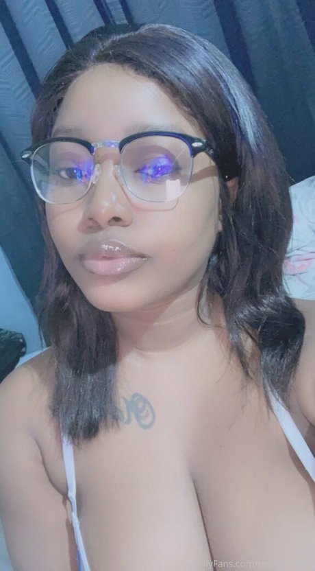 Nacktes geleaktes OnlyFans-Foto von Teenypie