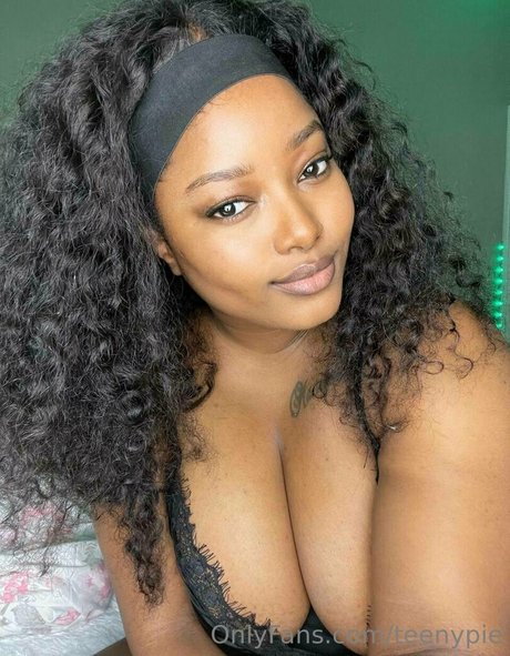 Nacktes geleaktes OnlyFans-Foto von Teenypie