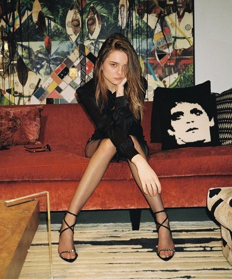 Nacktes geleaktes OnlyFans-Foto von Charlotte Lawrence