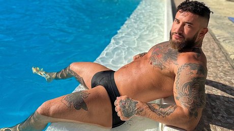 Nacktes geleaktes OnlyFans-Foto von Lawrence Loaded  228k Page Likes  1