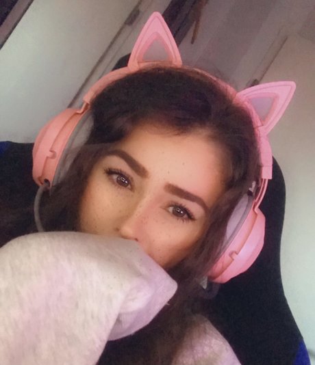Nacktes geleaktes OnlyFans-Foto von Littleanemma