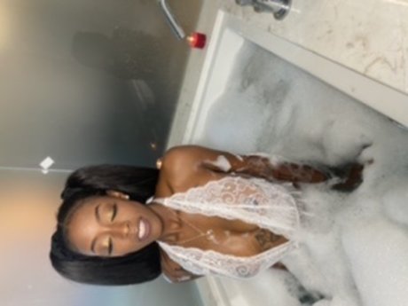 Nacktes geleaktes OnlyFans-Foto von Lilys Waters