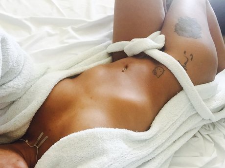 Nacktes geleaktes OnlyFans-Foto von Peach