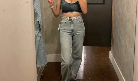 Nacktes geleaktes OnlyFans-Foto von Wouldnt You Like To Know
