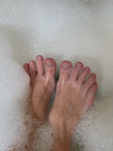 Nacktes geleaktes OnlyFans-Foto von Lous Feet