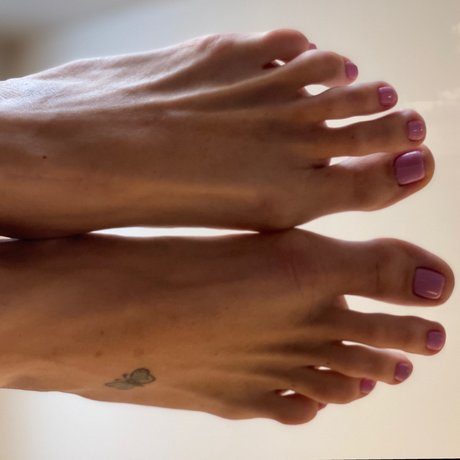 Nacktes geleaktes OnlyFans-Foto von Longlegshautefeet