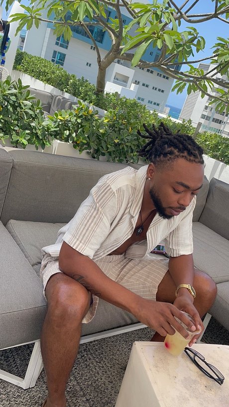 Nacktes geleaktes OnlyFans-Foto von Tallblacklaidback