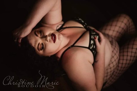 Nacktes geleaktes OnlyFans-Foto von Lizzee Burns