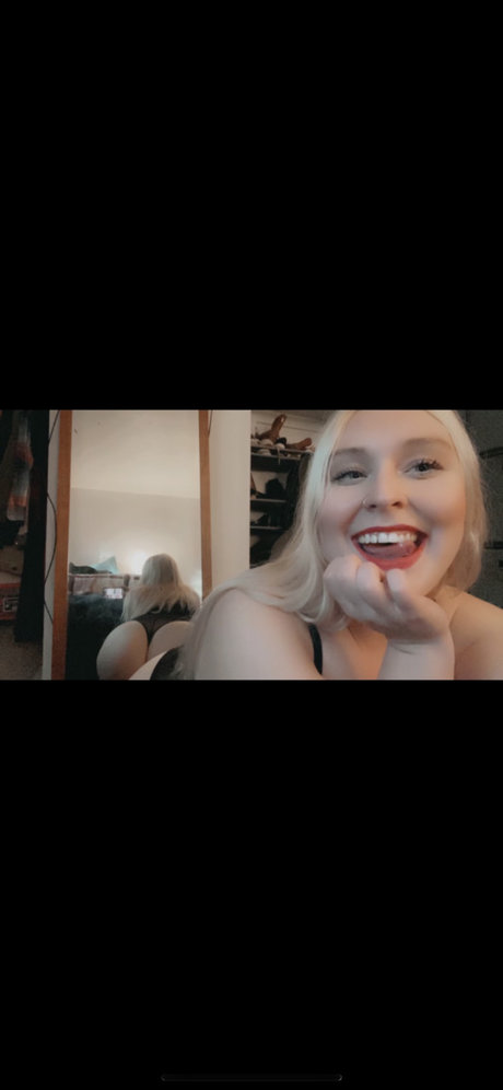 Nacktes geleaktes OnlyFans-Foto von Liza Lovegood
