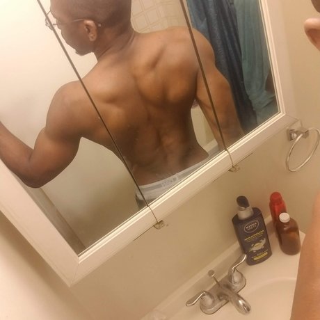 Nacktes geleaktes OnlyFans-Foto von Law