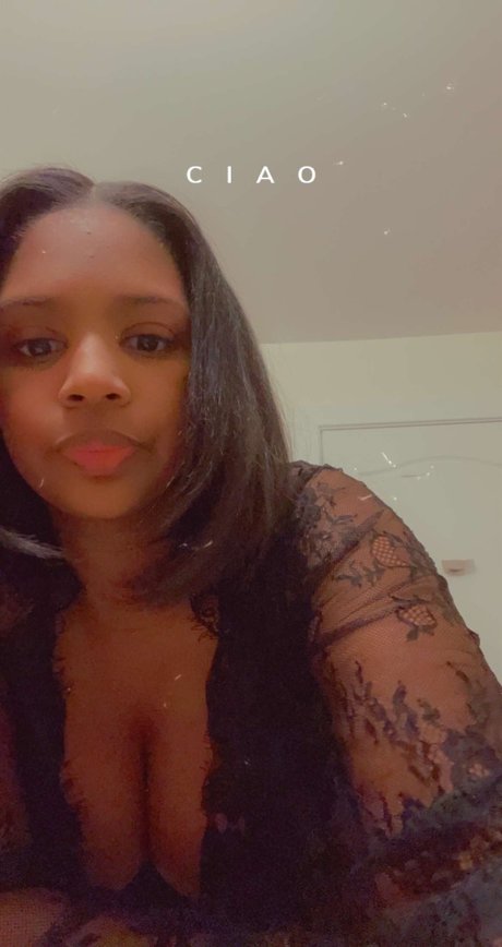 Nacktes geleaktes OnlyFans-Foto von Youluvmama