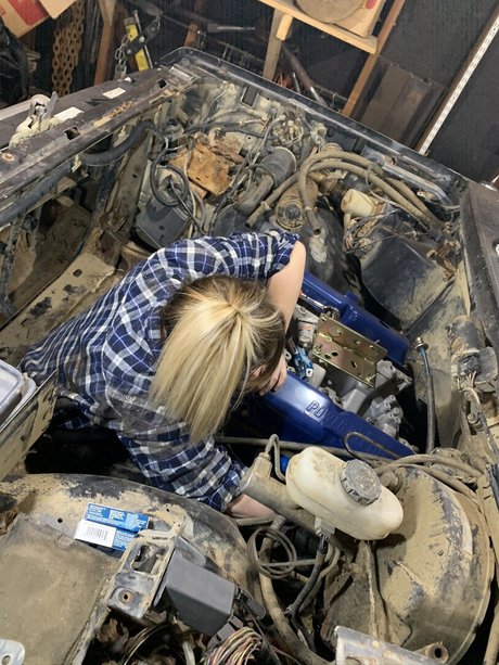 Nacktes geleaktes OnlyFans-Foto von Mechanic Girl