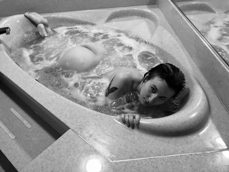 Nacktes geleaktes OnlyFans-Foto von Maxine Crowfree