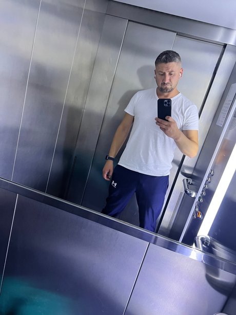 Nacktes geleaktes OnlyFans-Foto von Mihai