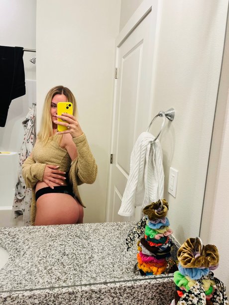 Nacktes geleaktes OnlyFans-Foto von Rollinwithmia