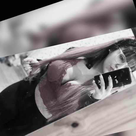 Nacktes geleaktes OnlyFans-Foto von Miinii