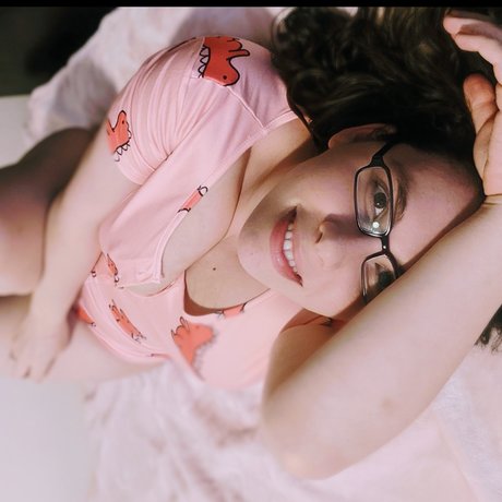 Nacktes geleaktes OnlyFans-Foto von Momnextdoorvip