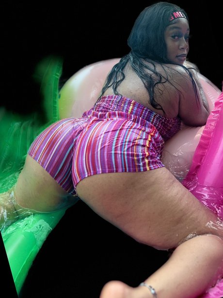 Nacktes geleaktes OnlyFans-Foto von Peachynaee