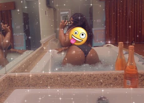 Nacktes geleaktes OnlyFans-Foto von Mzmama