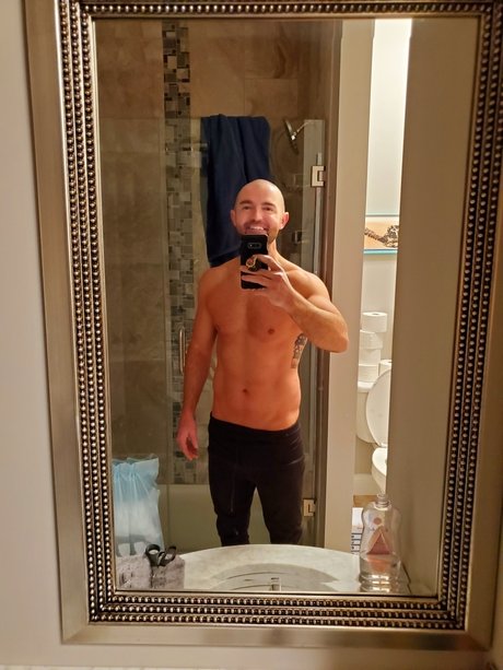 Nacktes geleaktes OnlyFans-Foto von Travis