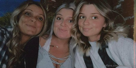 Nacktes geleaktes OnlyFans-Foto von Daughtermother