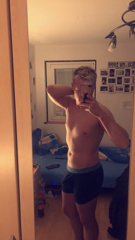 Nacktes geleaktes OnlyFans-Foto von Officialmax