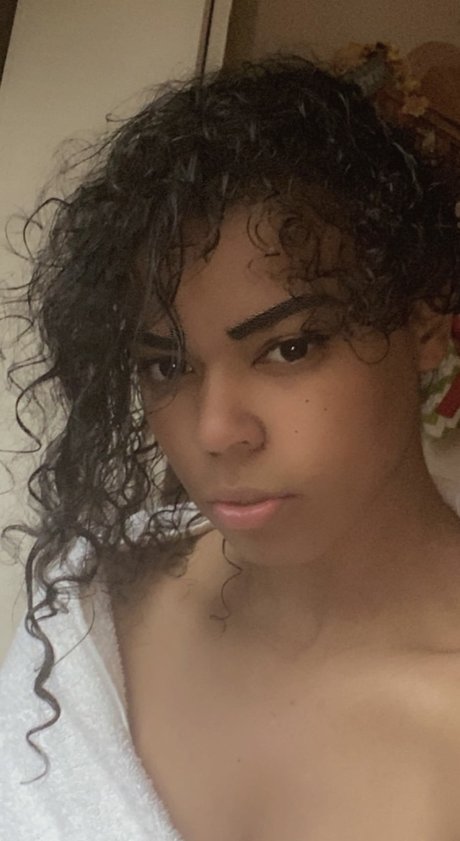 Nacktes geleaktes OnlyFans-Foto von Nolani Mami