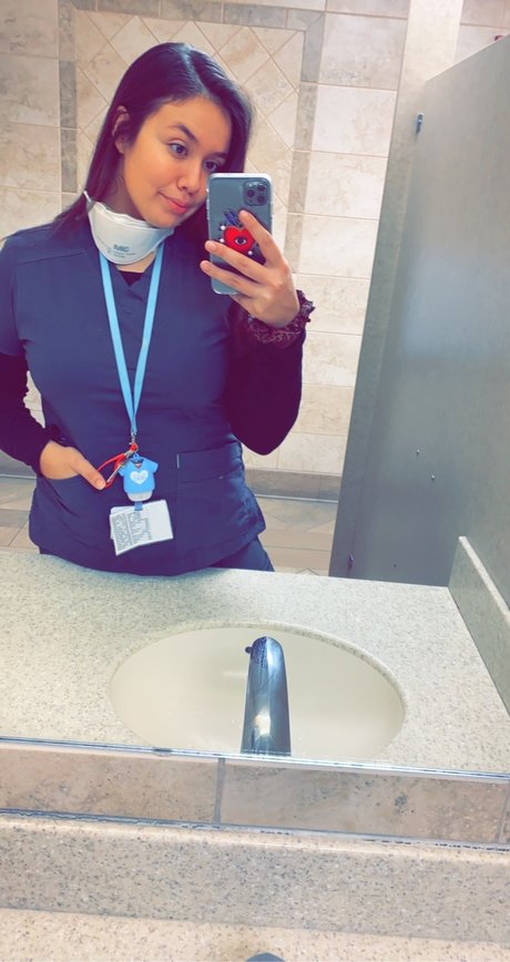 Nacktes geleaktes OnlyFans-Foto von Nursing Mama