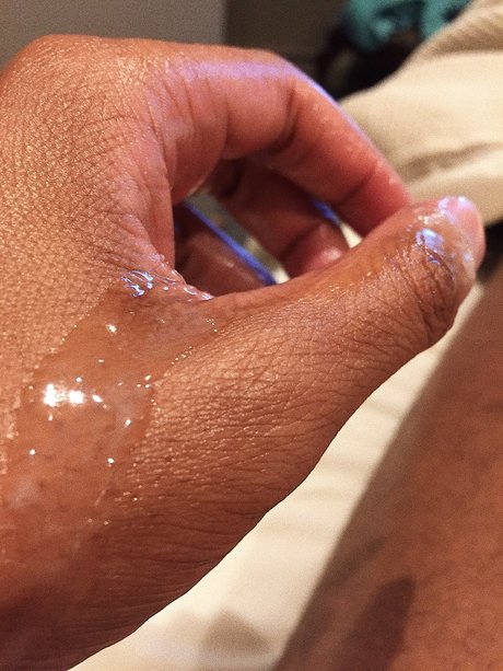 Nacktes geleaktes OnlyFans-Foto von G O L D E N 