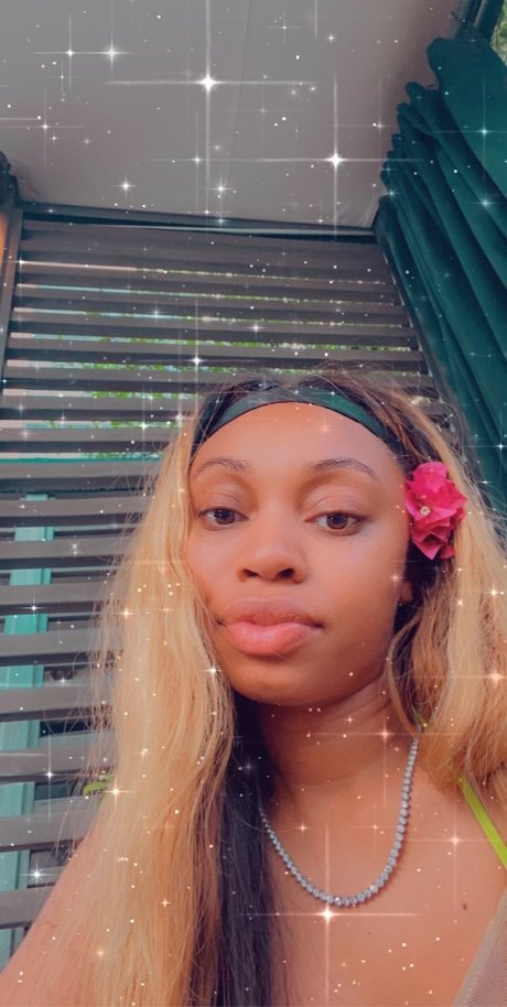 Nacktes geleaktes OnlyFans-Foto von Platinum Diamond Lips