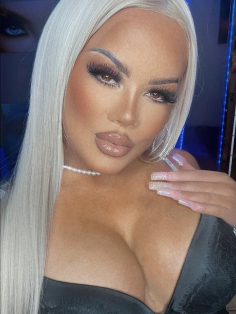 Nacktes geleaktes OnlyFans-Foto von Platinum Barbiex
