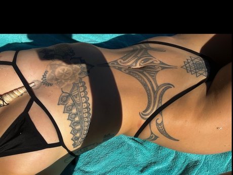 Nacktes geleaktes OnlyFans-Foto von Baelien  Top 4 