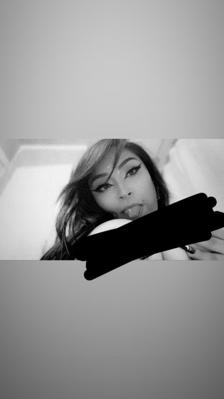 Nacktes geleaktes OnlyFans-Foto von Pixie Uchiha