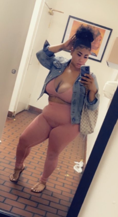 Nacktes geleaktes OnlyFans-Foto von Mariah Lee