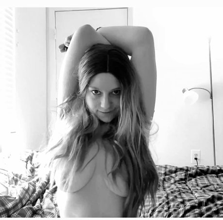 Nacktes geleaktes OnlyFans-Foto von Ariel Monroe