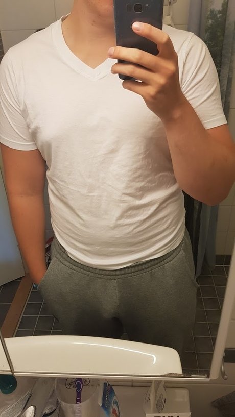 Nacktes geleaktes OnlyFans-Foto von Baking Dadbod Student