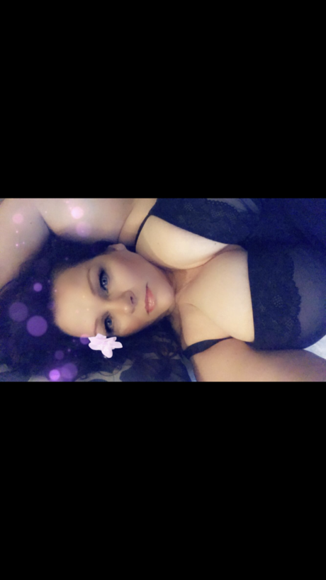 Nacktes geleaktes OnlyFans-Foto von Mature Curvy Babe