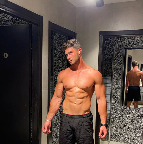Nacktes geleaktes OnlyFans-Foto von Master Apex