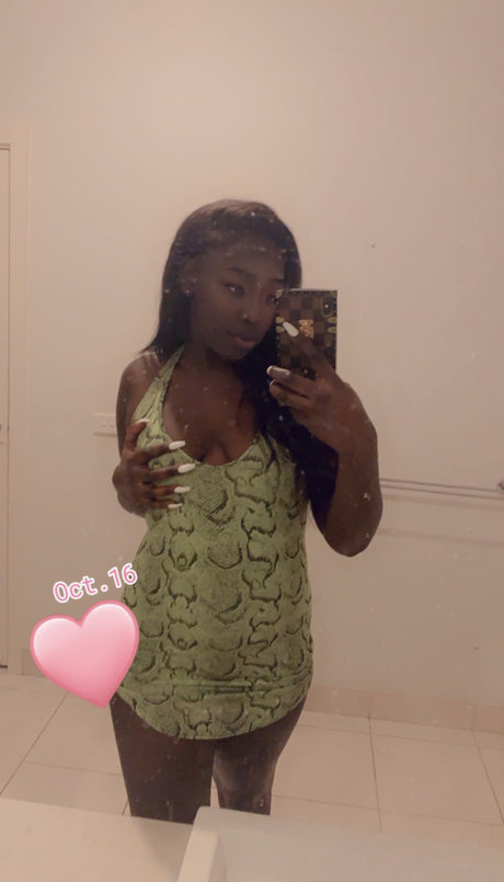 Nacktes geleaktes OnlyFans-Foto von Blacbarbiana
