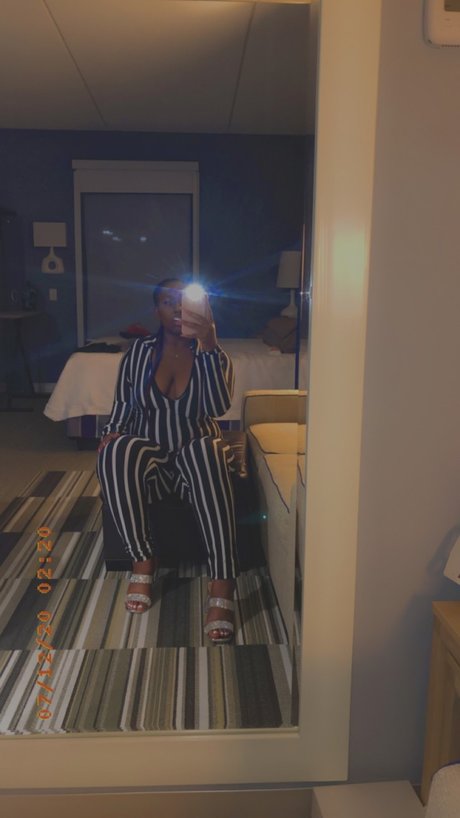 Nacktes geleaktes OnlyFans-Foto von Ebony